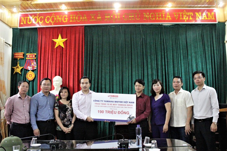 trao qu&agrave; MCC2