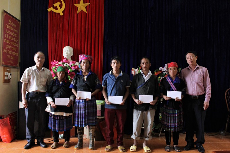 trao qu&agrave; MCC5