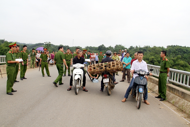 Ảnh 4. Thực nghiệm hiện trường vụ cướp t&agrave;i sản
