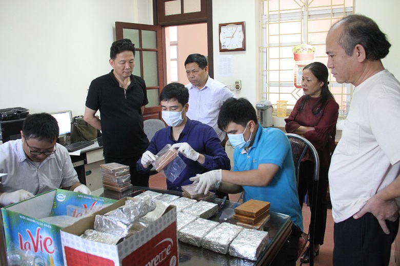 C&ocirc;ng an tỉnh lấy mẫu trưng cầu gi&aacute;m định