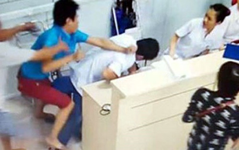 hanh_hung_bac_si_jhav_qufa