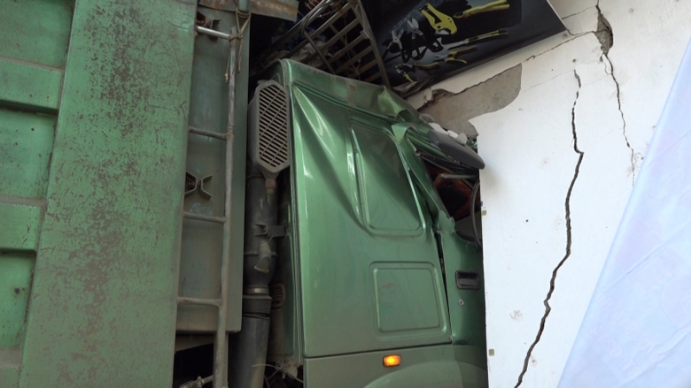 Anh4. Đầu chiếc xe tải bẹp r&uacute;m v&agrave; ng&ocirc;i nh&agrave; bị hư h