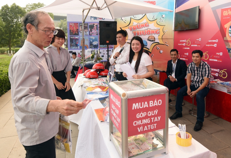 Kh&aacute;ch tham quan gian trưng b&agrave;y v&agrave; ủng hộ Qũy Chung