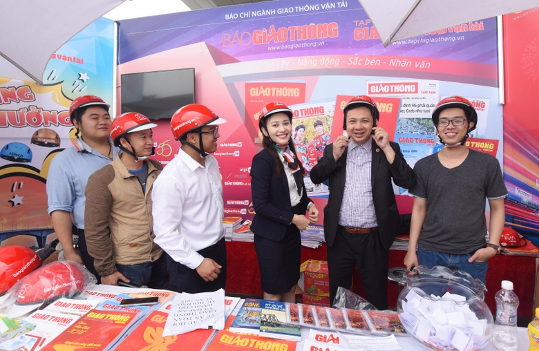 Gian trưng b&agrave;y của B&aacute;o Giao th&ocirc;ng lu&ocirc;n s&ocirc;i nổi với