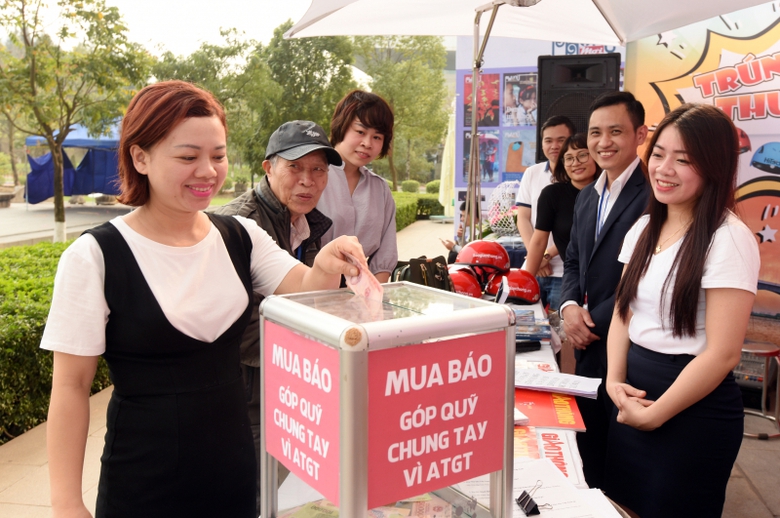 Kh&aacute;ch tham quan gian trưng b&agrave;y v&agrave; ủng hộ Qũy Chung