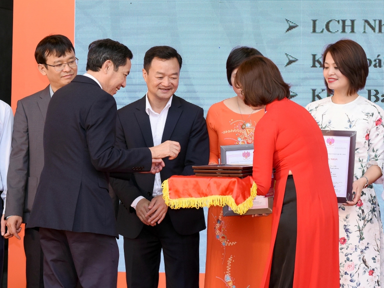 Tổng bi&ecirc;n tập B&aacute;o Giao th&ocirc;ng Nguyễn B&aacute; Ki&ecirc;n nhận g