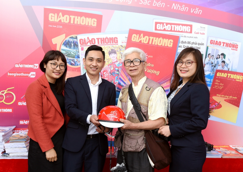 Trao MBH cho người trả lời đ&uacute;ng c&acirc;u hỏi về Luật Gi