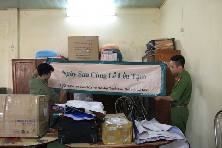 Cơ quan c&ocirc;ng an thu giữ nhiều t&agrave;i liệu băng r&ocirc;n tr