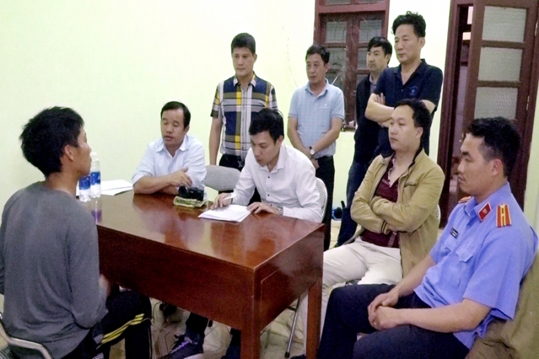 Ảnh 2. L&atilde;nh đạo C&ocirc;ng an tỉnh trực tiếp chỉ đạo lấy