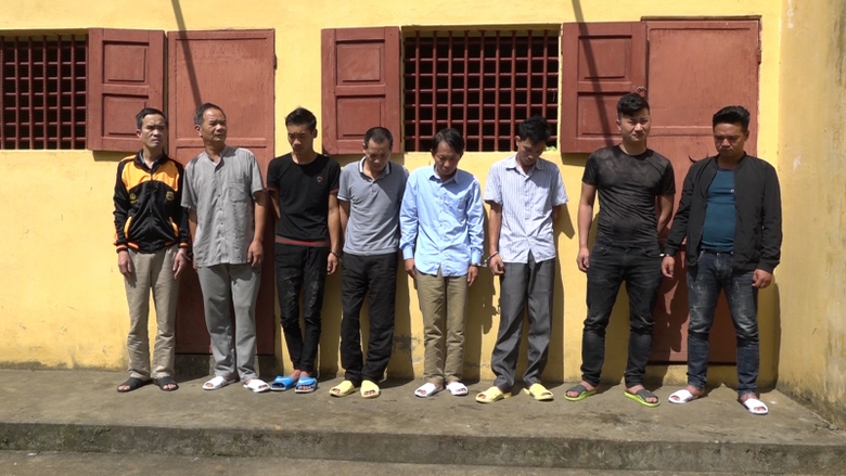 Ảnh 3. 8 đối tượng tại cơ quan cảnh s&aacute;t điều tra