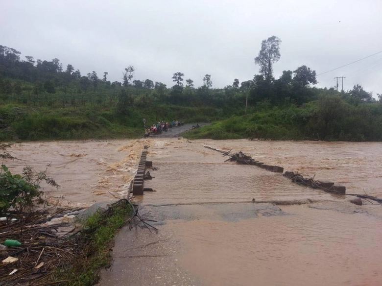 Lũ ngập cầu 