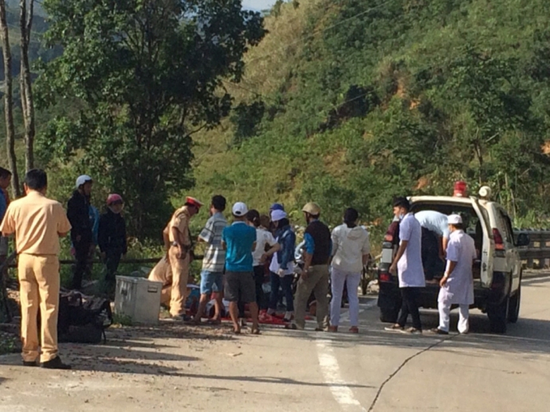 dua nguoi bi thuong di cap cuu (1)
