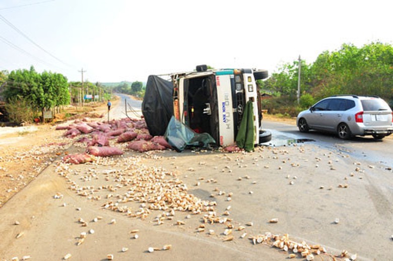 gia-lai-lat-xe-cho-mi-khien-3-nguoi-tu-vong