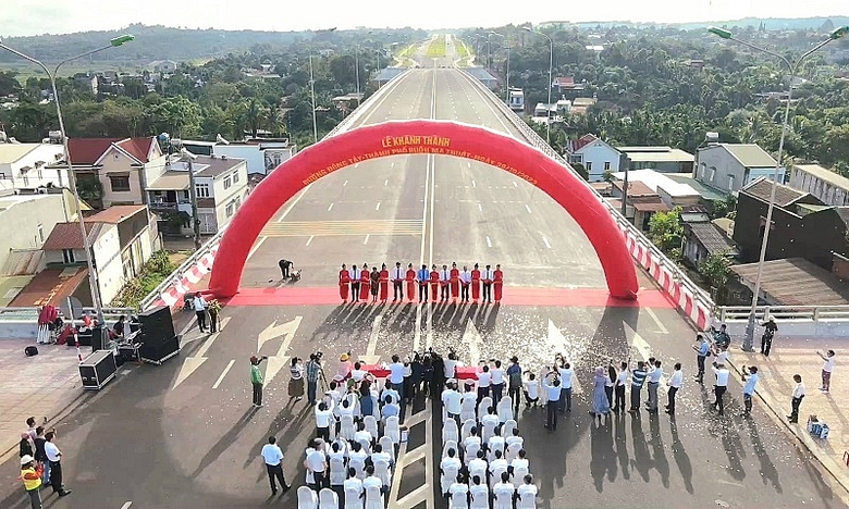 Đắk Lắk: Chi&ecirc;m ngưỡng vẻ đẹp Đại lộ ng&agrave;n tỷ từ tr&ecirc;n cao trước ng&agrave;y vận h&agrave;nh