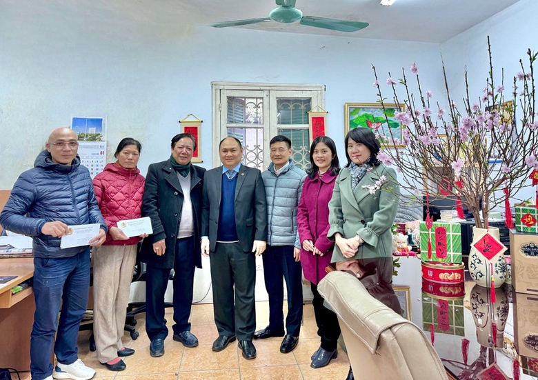 C&ocirc;ng đo&agrave;n Cơ quan Bộ X&acirc;y dựng: Tặng qu&agrave; Đo&agrave;n vi&ecirc;n kh&oacute; khăn nh&acirc;n dịp Tết Nguy&ecirc;n đ&aacute;n Gi&aacute;p Th&igrave;n