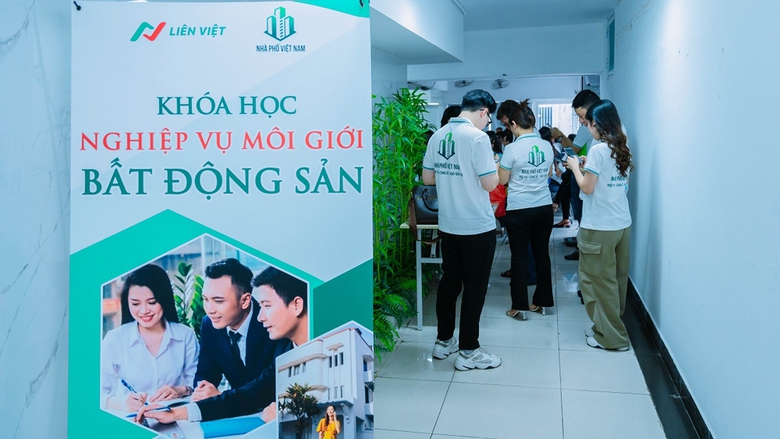 Bắt nhịp c&aacute;c luật mới 2024 - Li&ecirc;n Việt Education ra mắt kh&oacute;a học m&ocirc;i giới bất động sản