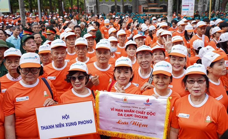 Ng&acirc;n h&agrave;ng Agribank, VietinBank c&ugrave;ng hơn 5.000 người tham gia đi bộ &ldquo;V&igrave; nạn nh&acirc;n chất độc da cam/dioxin&rdquo; năm 2024