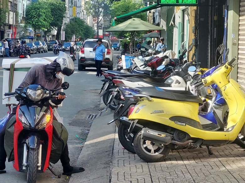 Th&agrave;nh phố Hồ Ch&iacute; Minh: Tr&agrave;n lan t&igrave;nh trạng lấn chiếm vỉa h&egrave;, l&ograve;ng đường tại phường 5, quận 3