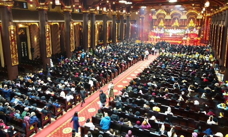 Quảng Ninh: H&agrave;ng vạn du kh&aacute;ch về Y&ecirc;n Tử d&acirc;ng hương trong Lễ khai hội năm 2025