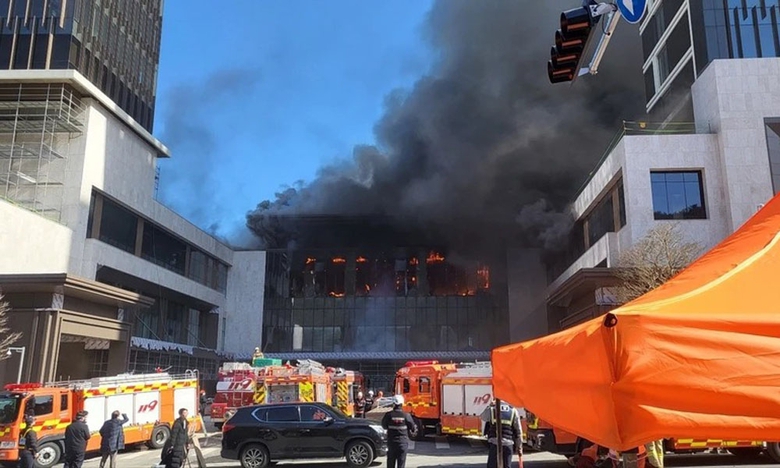 H&agrave;n Quốc: Ch&aacute;y lớn tại c&ocirc;ng trường x&acirc;y dựng, 8 c&ocirc;ng nh&acirc;n nguy kịch