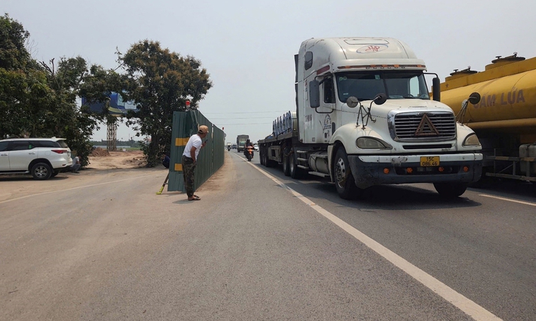 Hải Dương: Bất cập h&agrave;ng r&agrave;o t&ocirc;n lấn gần một l&agrave;n đường tr&ecirc;n Quốc lộ 5