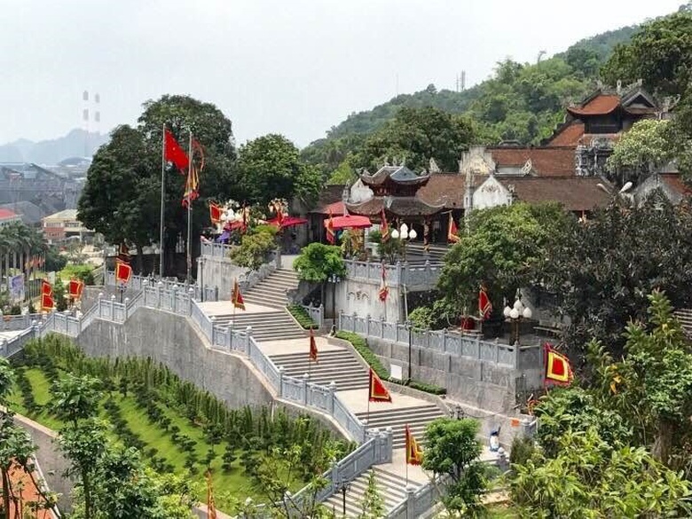 cam pha quang ninh den cua ong mot ky quan linh thieng vung dong bac