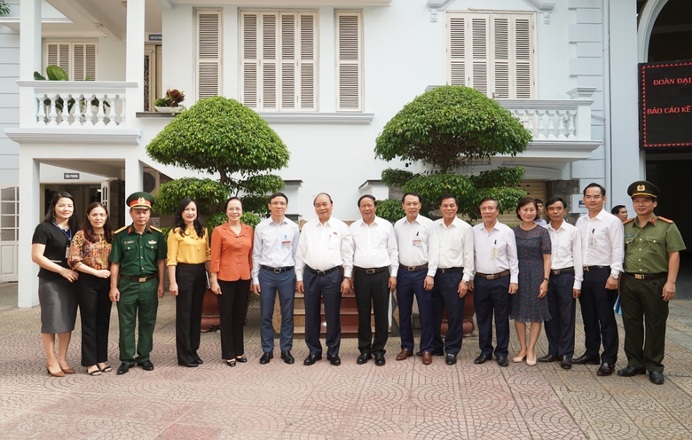 chum anh thu tuong nguyen xuan phuc tiep xuc cu tri bao cao ket qua ky hop quoc hoi