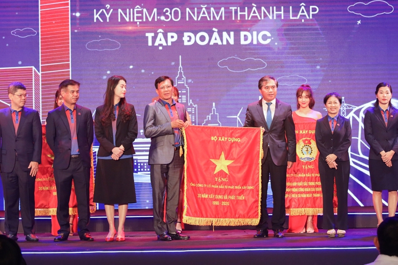 tap doan dic hanh trinh 30 nam but pha thanh cong