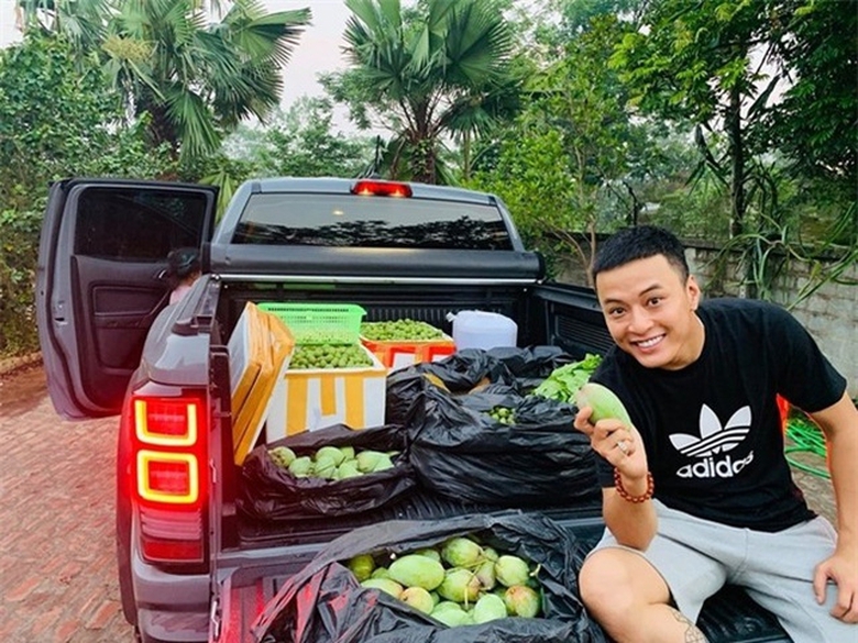chiem nguong nha vuon bac ty rau trai xum xue hoa no bon mua cua sao viet