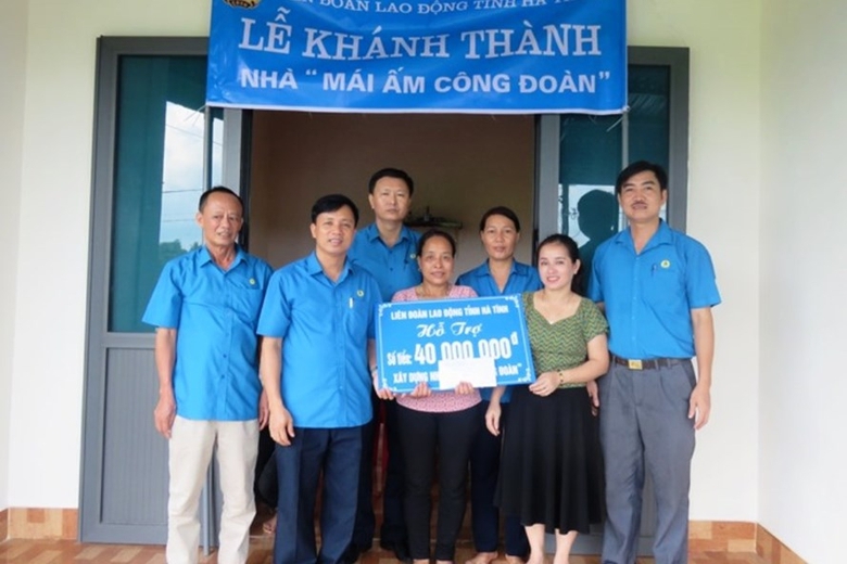 tang qua cac gia dinh chinh sach va ho tro lam nha mai am cong doan