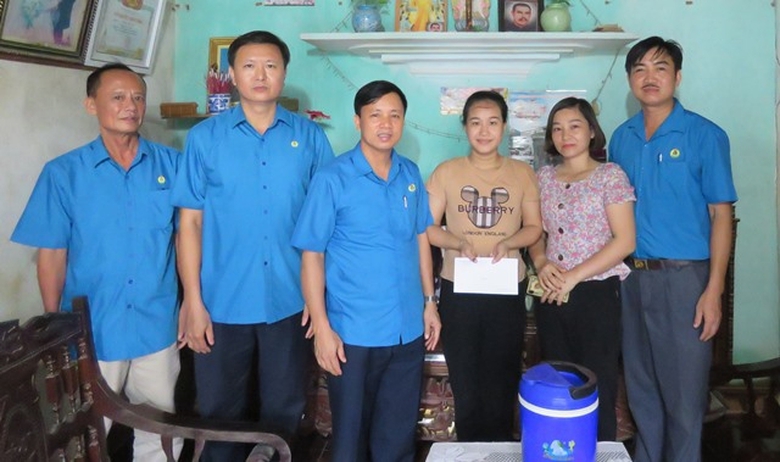 tang qua cac gia dinh chinh sach va ho tro lam nha mai am cong doan