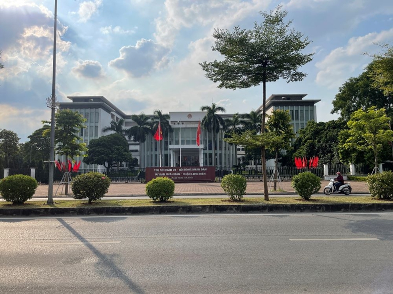 ha noi cong vien bo hoang truoc mat tru so hanh chinh quan long bien