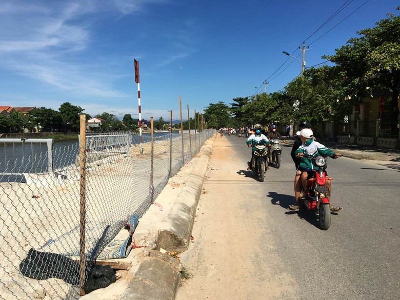 quang binh buoc nha thau thi cong khac phuc ke song kien giang bi sap do