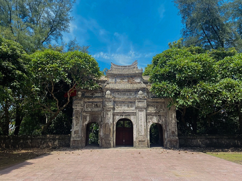 kien truc doc dao cua ngoi co tu o hue gieng nuoc trong xanh khong ai dam uong