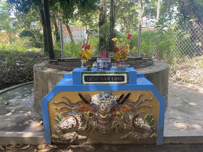 kien truc doc dao cua ngoi co tu o hue gieng nuoc trong xanh khong ai dam uong