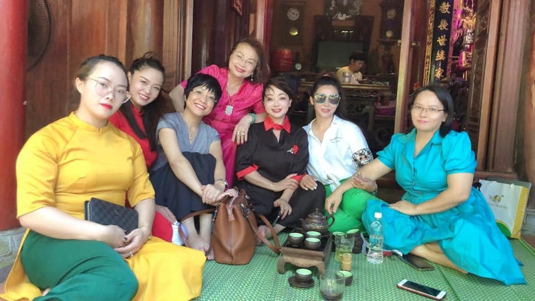 cac nghe si te tuu dang huong cung to nghe san khau
