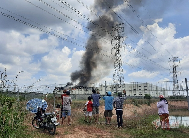 khoi den nghi ngut lua bao trum cong ty san xuat ban ghe o binh duong