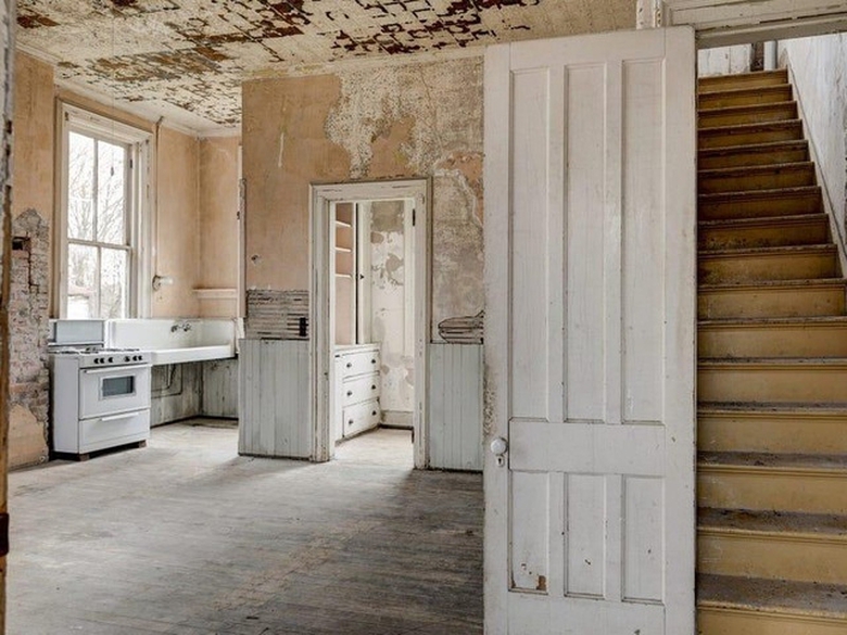 dinh thu ma am bat ngo hut khach duoc dem di dau gia luc nua dem