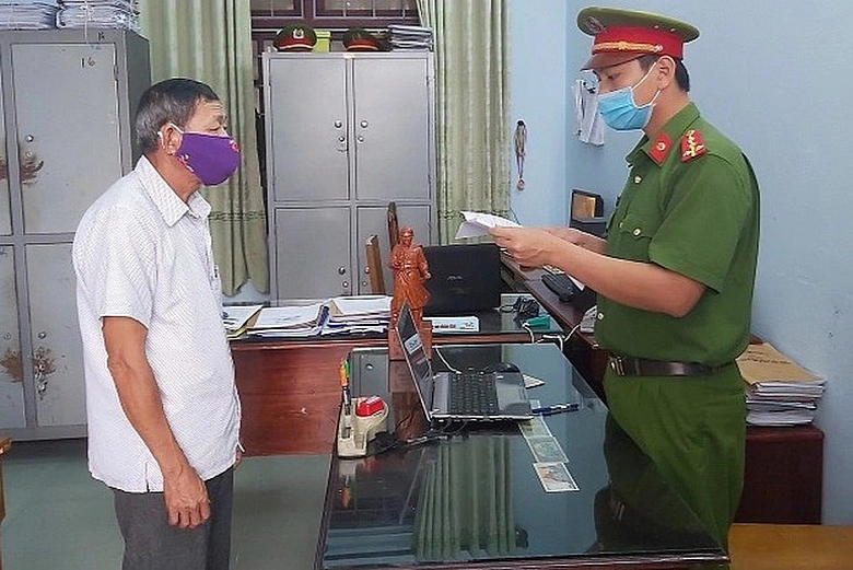 khoi to 2 can bo dia chinh lap khong ho so giao dat