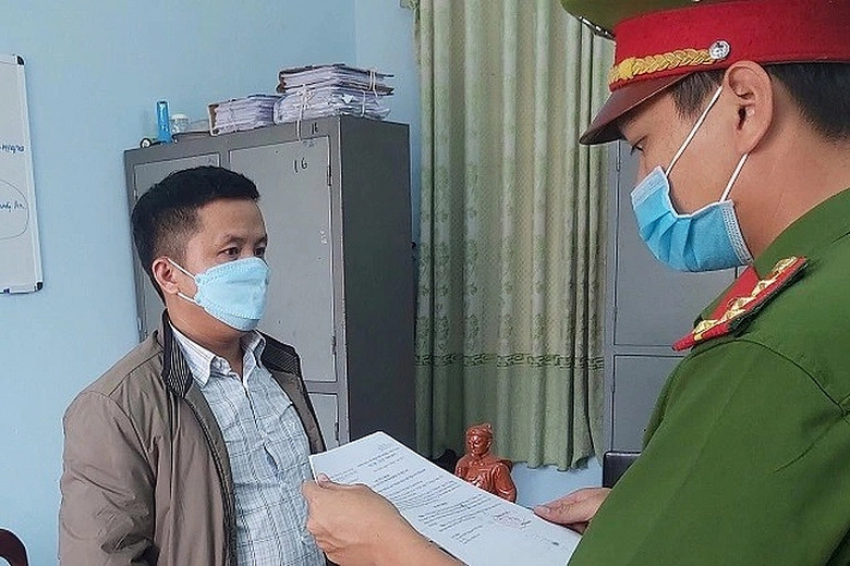 khoi to 2 can bo dia chinh lap khong ho so giao dat