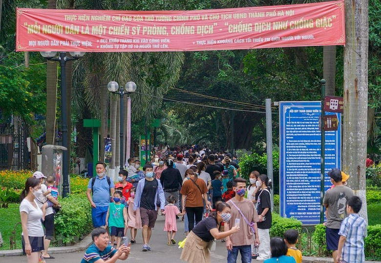 ha noi cong vien thu le chat kin nguoi trong ngay dau nghi le 304