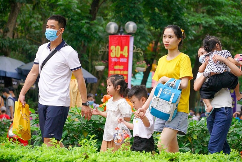 ha noi cong vien thu le chat kin nguoi trong ngay dau nghi le 304