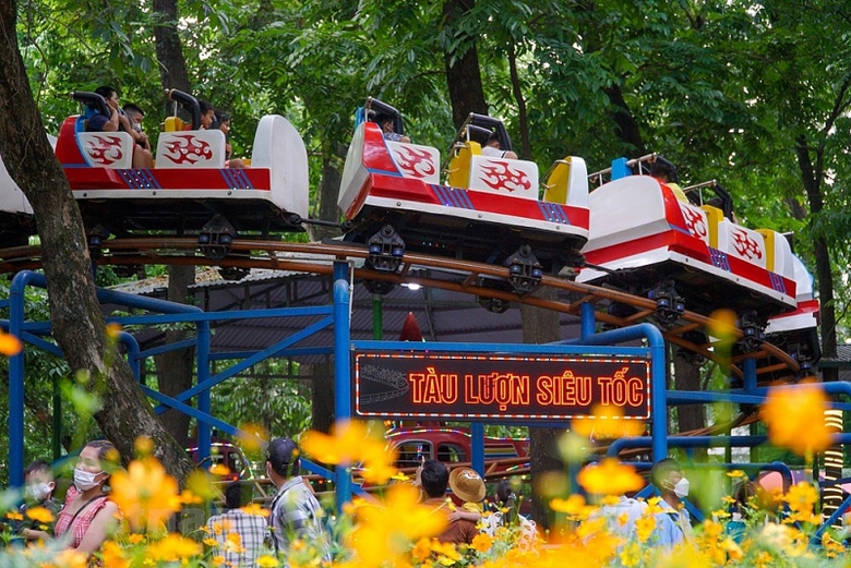 ha noi cong vien thu le chat kin nguoi trong ngay dau nghi le 304