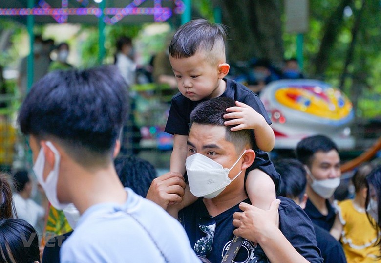 ha noi cong vien thu le chat kin nguoi trong ngay dau nghi le 304