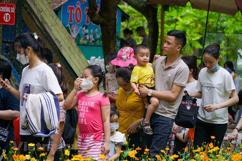 ha noi cong vien thu le chat kin nguoi trong ngay dau nghi le 304