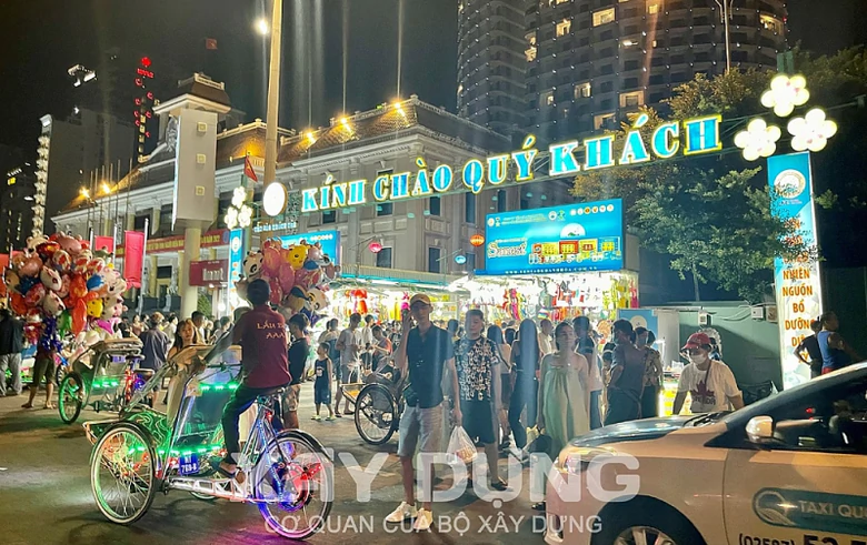 khanh hoa hua hen bung no du khach dip he