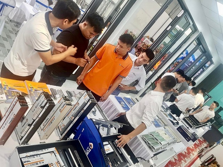 tap doan austdoor tiep tuc khai truong showroom nhom topal moi