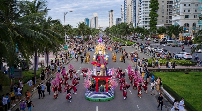 sau thanh hoa va da nang sun group mang le hoi carnival da sac mau cap ben hoa binh