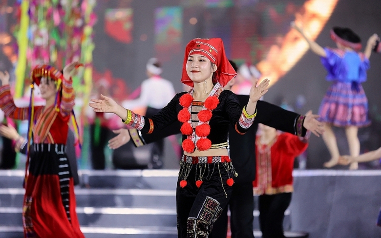 sau thanh hoa va da nang sun group mang le hoi carnival da sac mau cap ben hoa binh