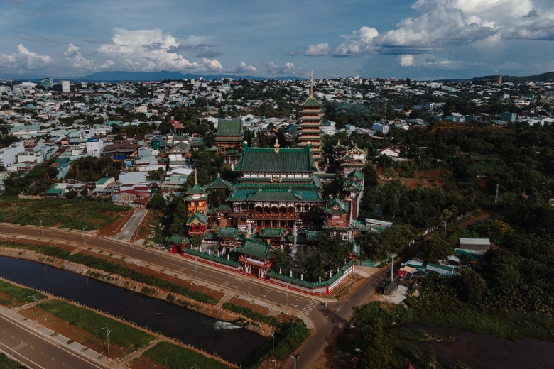 ngoi chua kien truc doc dao khuon vien xanh mat noi tieng nhat gia lai